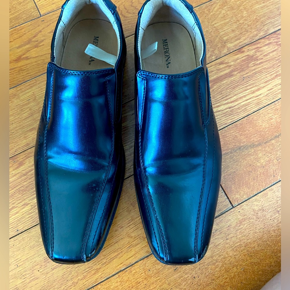 Black shoes size 7 in great condition. A little scrape in the front.